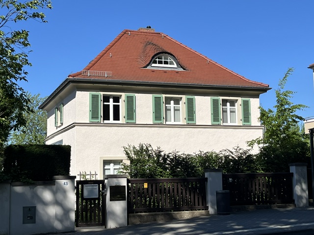 Praxisgebäude (Straßenansicht)